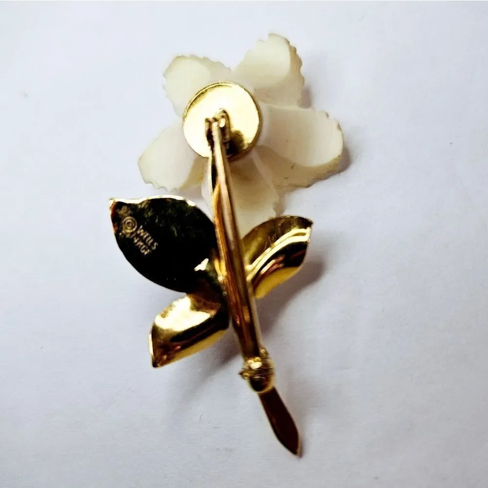 Vintage Wells Signed 14K Gold Filled Textured Cream Celluloid Flower Brooch Pin